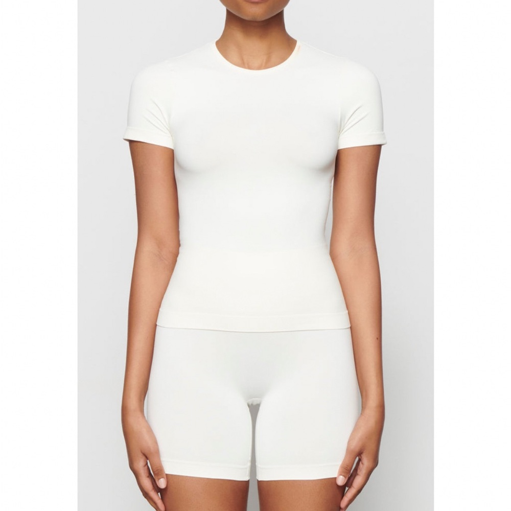 SKIMS Soft Soothing Seamless T-Shirt - Marble S